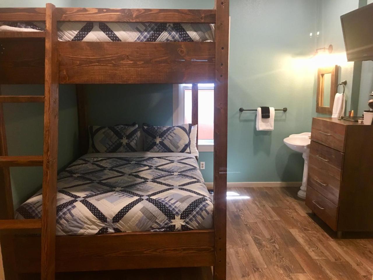The 3* Groveland